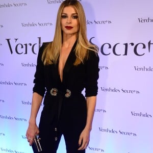 No lançamento de 'Verdades Secretas', Grazi Massafera alisou o cabelo e brilhou com um terninho decotado