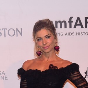 Em 2016, Grazi Massafera voltou a usar Dolce & Gabbana no tapete vermelho do baile de gala da amfAR