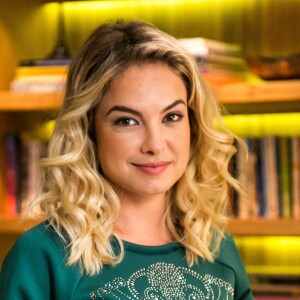 Após Tereza Brant dizer para Ivana (Carol Duarte) que é um menino no corpo de uma menina, Anita (Lua Blanco) completa: 'Ele é um trans. Nasceu no corpo errado! Nunca tinha ouvido falar nele, não? Procura na internet. Tem a história dele toda lá! Mostra pra ela, Tê!', na novela 'A Força do Querer'