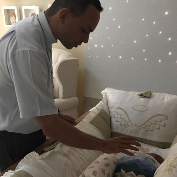 Gabriel nasceu com 3.510kg e 51cm, de parto normal às 23h23 do dia 28 de junho, em Goiânia, e recebeu a benção do padre Marcos