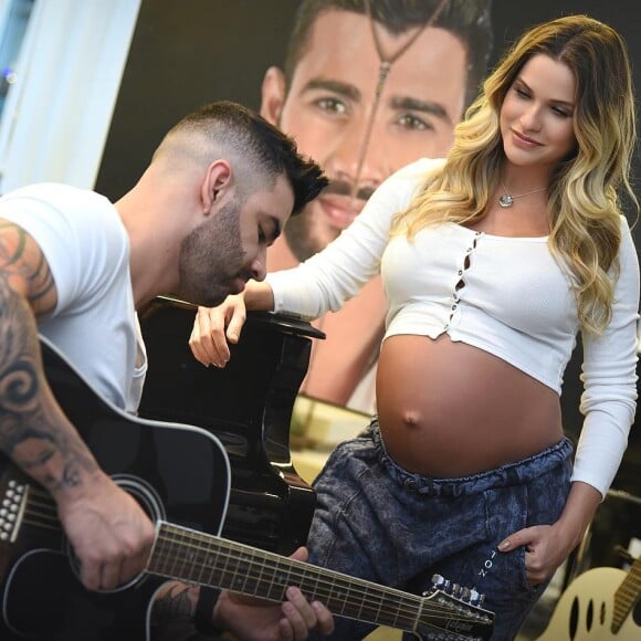 'Uma foto para os meus titios e minhas titias da internet: meu superfilho', celebrou Gusttavo Lima