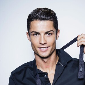 Cristiano Ronaldo apresentou os gêmeos em sua conta no Twitter