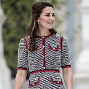 Kate Middleton caprichou no look para a inauguração do projeto de expansão no Museu Victoria & Albert, em Londres, nesta quinta-feira, 29 de junho de 2017