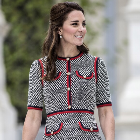 Kate Middleton caprichou no look para a inauguração do projeto de expansão no Museu Victoria & Albert, em Londres, nesta quinta-feira, 29 de junho de 2017