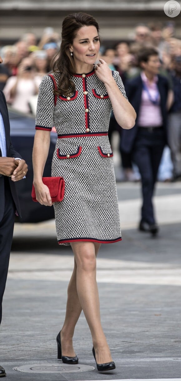 Para compor o look, Kate Middleton optou por sapatos scarpin, bolsa carteira e brincos de pérola
