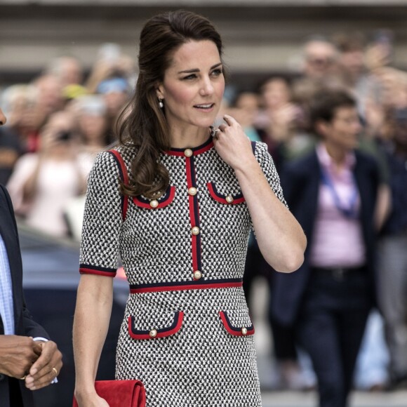 Para compor o look, Kate Middleton optou por sapatos scarpin, bolsa carteira e brincos de pérola