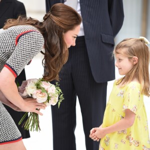 Kate Middleton recebeu flores de Lydia Hunt, de 6 anos, filha do novo diretor do museu Victoria & Albert 