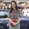 Kate Middleton optou por um vestido de tweed da grife italiana Gucci
