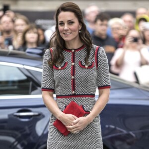 Kate Middleton optou por um vestido de tweed da grife italiana Gucci