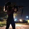 Juliana Paes surge armada com fuzil como Bibi em 'A Força do Querer' nesta quinta-feira, dia 29 de junho de 2017
