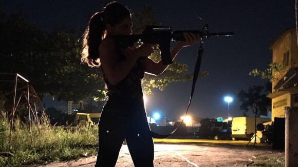 Juliana Paes surge armada com fuzil como Bibi em 'A Força do Querer': 'Perigosa'