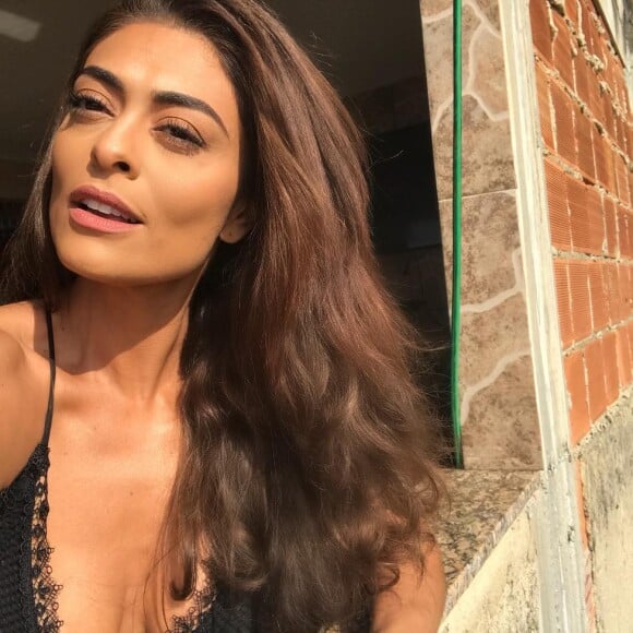 Juliana Paes compartilhou um registro de uma gravação na comunidade Tavares Bastos, no Catete, Zona Sul do Rio de Janeiro