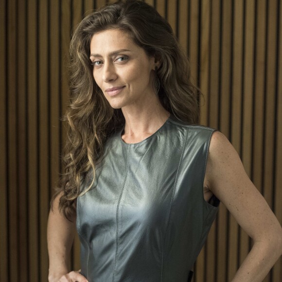Joyce (Maria Fernanda Cândido) se irrita com Eugênio (Dan Stulbach): 'Eu estou num lugar público, essa mulher chega me provocando', na novela 'A Força do Querer'