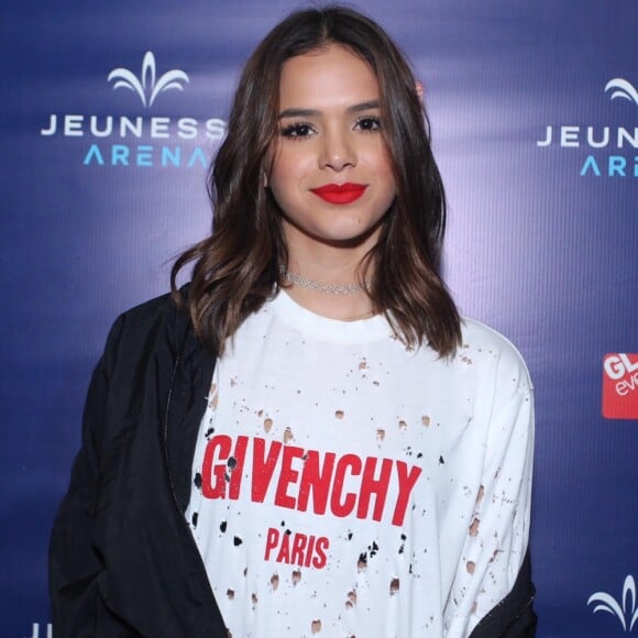 Bruna Marquezine apostou em um look grifado e descontraído para o evento