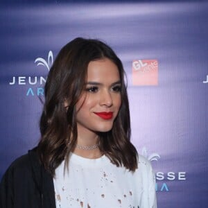 Bruna Marquezine usou um look da marca Givenchy