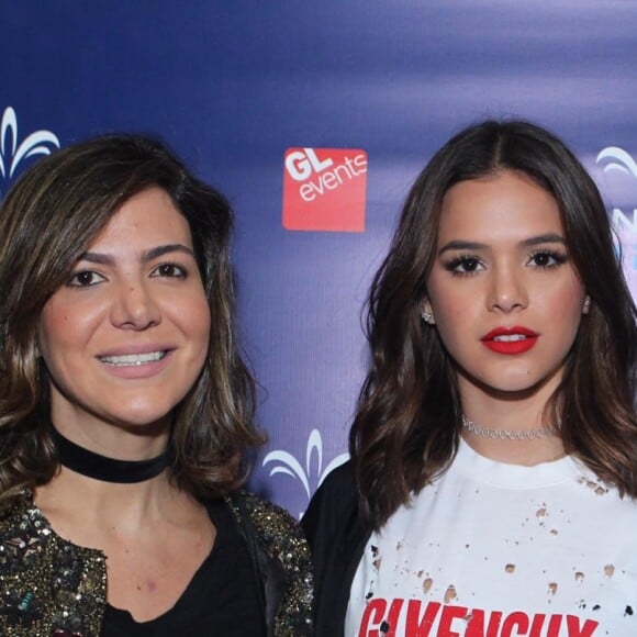 Bruna Marquezine colocou as pernas de fora em show da cantora Ariana Grande