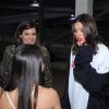 Bruna Marquezine conversa com ginastas brasileiras antes de entrar no show de Ariana Grande