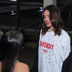 Bruna Marquezine, antes de entrar em show, conversa com atletas da ginástica