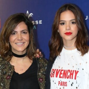 Bruna Marquezine posa com a promoter Carol Sampaio antes de show