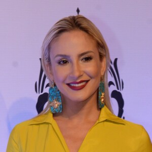 'Sério que o povo achou que o 'marketing' da Cláudia Leitte 'sem o leite' foi bom? Piada tosca e sem graça, estilo 'A Praça é Nossa', criticou um internauta