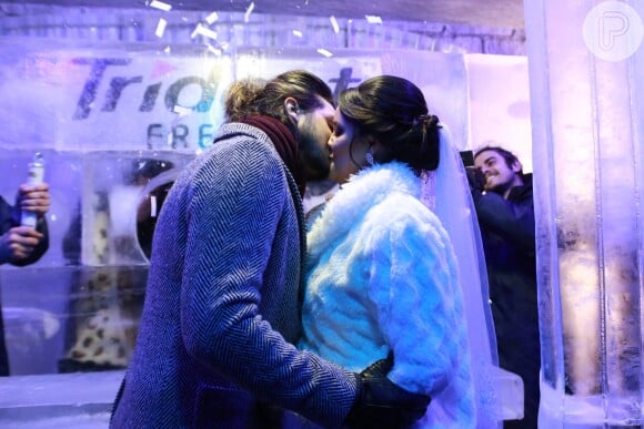 Luan Santana, namorando Jade Magalhães, deu um beijo na fã
