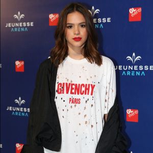 Bruna Marquezine escolheu um look cheio de estilo para curtir o show da cantora Ariana Grande, no Rio de Janeiro, na noite desta quinta-feira, 29 de junho de 2017