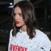 Bruna Marquezine apostou na tendência das camisetas furadas com um modelo destroyed da grife Givenchy