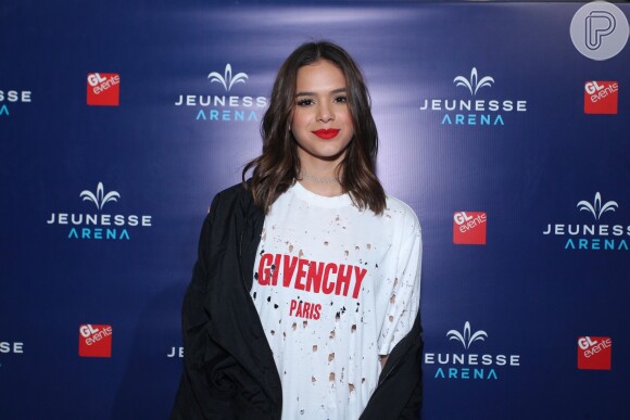 Camiseta Givenchy usada por Bruna Marquezine pode ser encontrada na internet na faixa de R$ 1517 a R$ 1893