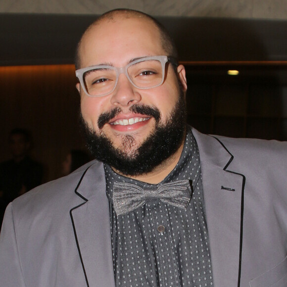 Tiago Abravanel não vai tomar atitude sobre a polêmica envolvendo o nome de Silvio Santos e explica: 'Eu não vou fazer isso não. Ele tem 86 anos, já está mais do que gabaritado com essas coisas (polêmicas). Mas ele gosta'