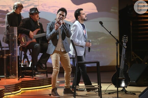 Zezé Di Camargo e Luciano cantaram no palco do 'Conversa com Bial'