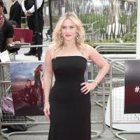 Kate Winslet usa vestido que realça suas curvas na première de 'Divergente'