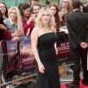 Kate Winslet escolhe vestido preto minimalista para premiére de 'Divergente'