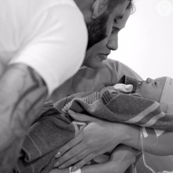 Andressa Suita compartilha uma imagem com o filho recém-nascido no colo ao lado do marido e papai babão, Gusttavo Lima