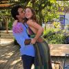 Marina Ruy Barbosa ganhou beijo do noivo, Xandinho Negrão, em seu aniversário de 22 anos