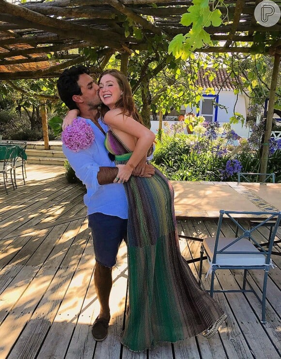 Marina Ruy Barbosa ganhou beijo do noivo, Xandinho Negrão, em seu aniversário de 22 anos