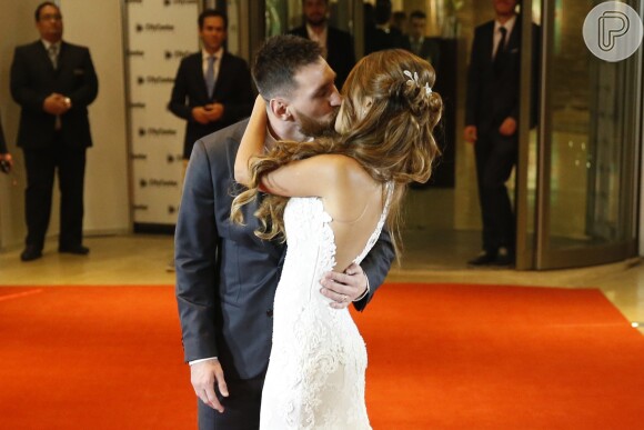 O beijo de Lionel Messi e Antonella Roccuzzo após o casamento