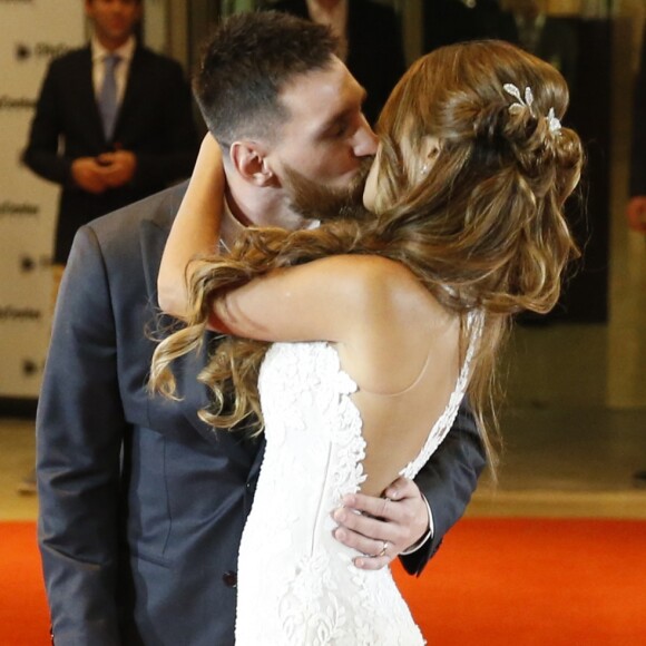 O beijo de Lionel Messi e Antonella Roccuzzo após o casamento