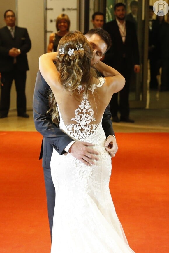 O vestido de noiva de Antonella Roccuzzo, com decote nas costas e trabalhado com rendas, é da marca espanhola Rosa Clará