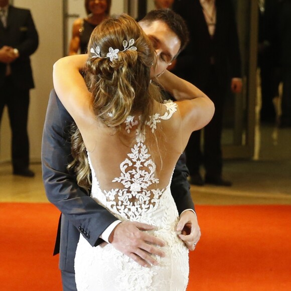 O vestido de noiva de Antonella Roccuzzo, com decote nas costas e trabalhado com rendas, é da marca espanhola Rosa Clará
