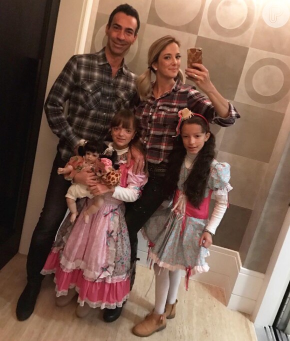 Ticiane Pinheiro curtiu arraial com noivo, Cesar Tralli, e filha, Rafaella Justus, na noite de sexta-feira, 30 de junho de 2017