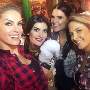 Ticiane Pinheiro posou com Ana Hickmann, Isabella Fiorentino e Mariana Kupfer em festa junina