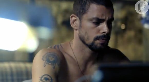 No braço, Cauã tem exibido mais duas tatuagens: o rosto de um índio e um símbolo marajoara