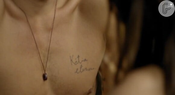 No peito, André ganha uma tatuagem 'Kátia eterna', em referência ao personagem de Cleo Pires