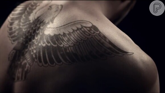 Nas costas, André possui uma enorme águia tatuada