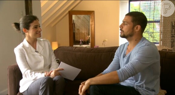 Durante entrevista ao 'Fantástico', Cauã exibe tatuagem no pescoço
