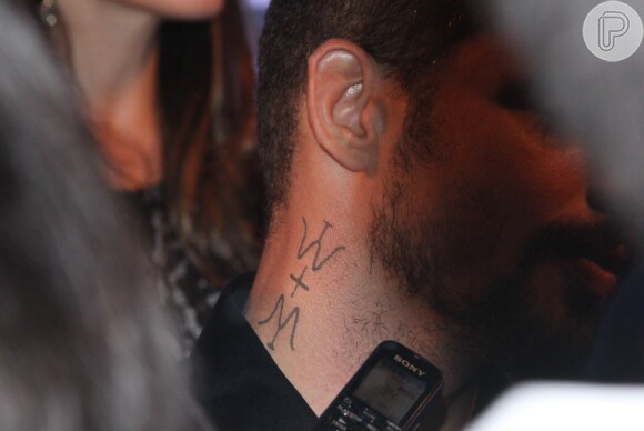 Do lado direito do pescoço, o personagem de Cauã Reymond tem um símbolo marajoara tatuado