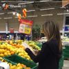Rafael Vitti filma Tatá Werneck tentando abrir sacola de compras no supermercado, em 1 de julho de 2017