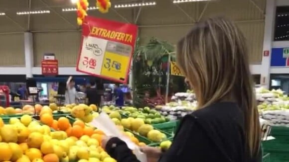 Rafael Vitti filma Tatá Werneck tentando abrir sacola no supermercado: 'Saga'