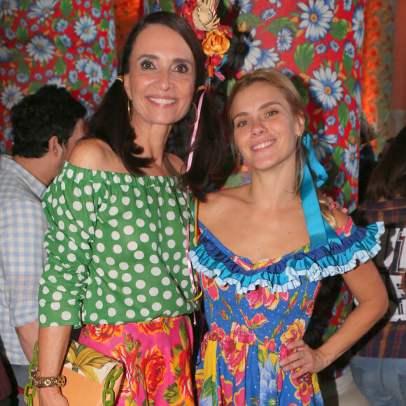 Carolina Dieckmann, com look caipira, curtiu festa junina no Rio de Janeiro no sábado, 1 de julho de 2017