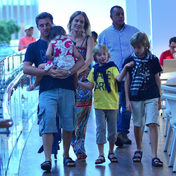 Angélica, mulher de Luciano Huck, falou como lida com memes dos filhos na web